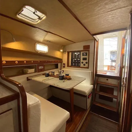 ספינת מלון Boat Experience