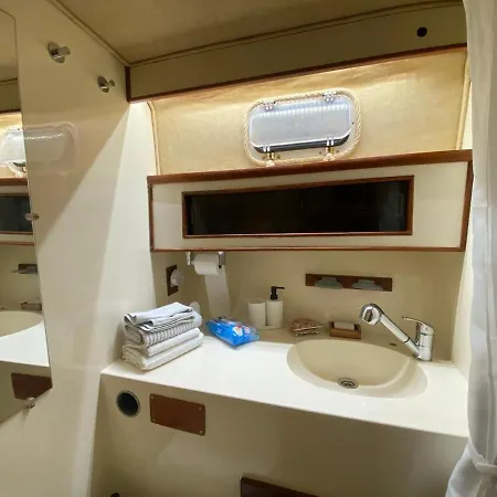 Boat Experience ספינת מלון