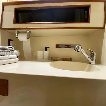 Boat Experience ספינת מלון